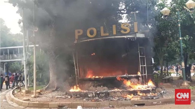 Demo menolak Omnibus Law Ciptaker di kawasan Patung Kuda, Jakarta, semakin ricuh setelah massa mulai membakar pos polisi.