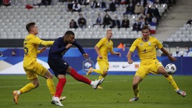 Viral Video Mbappe Bete Rambut Diacak Giroud