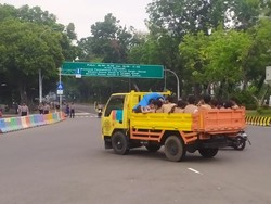 Puluhan Pemuda Telanjang Dada Dibawa Truk Masuk Kawasan Monas
