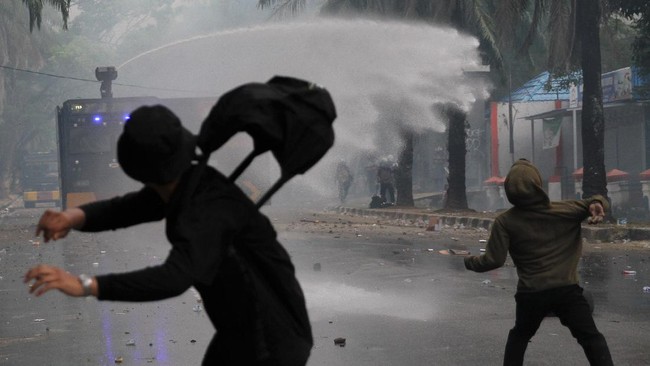 Bentrokan antar mahasiswa terjadi di dalam lingkungan kampus Universitas Pancasila Lenteng Agung, Jakarta Selatan Kamis malam.