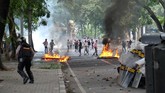 FOTO: Bentrok Penjuru Daerah Imbas Omnibus Law Cipta Kerja Bentrok antara massa dan aparat pecah di berbagai penjuru daerah, Kamis (8/10), imbas pengesahan Omnibus Law Cipta Kerja oleh pemerintah dan DPR.