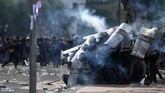 FOTO: Bentrok Penjuru Daerah Imbas Omnibus Law Cipta Kerja Bentrok antara massa dan aparat pecah di berbagai penjuru daerah, Kamis (8/10), imbas pengesahan Omnibus Law Cipta Kerja oleh pemerintah dan DPR.