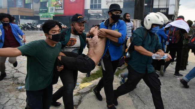FOTO: Bentrok Penjuru Daerah Imbas Omnibus Law Cipta Kerja
