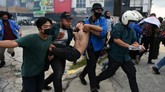FOTO: Bentrok Penjuru Daerah Imbas Omnibus Law Cipta Kerja Bentrok antara massa dan aparat pecah di berbagai penjuru daerah, Kamis (8/10), imbas pengesahan Omnibus Law Cipta Kerja oleh pemerintah dan DPR.