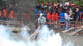 FOTO: Bentrok Penjuru Daerah Imbas Omnibus Law Cipta Kerja Bentrok antara massa dan aparat pecah di berbagai penjuru daerah, Kamis (8/10), imbas pengesahan Omnibus Law Cipta Kerja oleh pemerintah dan DPR.
