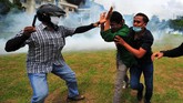 FOTO: Bentrok Penjuru Daerah Imbas Omnibus Law Cipta Kerja Bentrok antara massa dan aparat pecah di berbagai penjuru daerah, Kamis (8/10), imbas pengesahan Omnibus Law Cipta Kerja oleh pemerintah dan DPR.