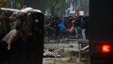 FOTO: Bentrok Penjuru Daerah Imbas Omnibus Law Cipta Kerja Bentrok antara massa dan aparat pecah di berbagai penjuru daerah, Kamis (8/10), imbas pengesahan Omnibus Law Cipta Kerja oleh pemerintah dan DPR.