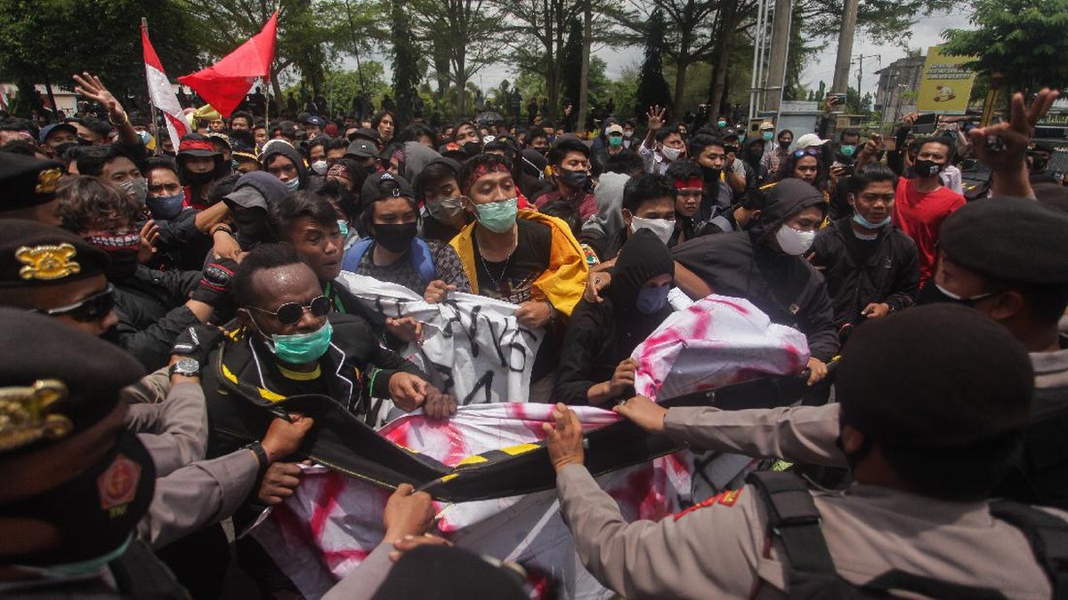 FOTO: Bentrok Penjuru Daerah Imbas Omnibus Law Cipta Kerja