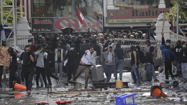 Aksi Jogja Memanggil di kawsan Malioboro berakhir ricuh. Sebanyak 45 orang ditangkap karena diduga terlibat kerusuhan dan aksi perusakan.