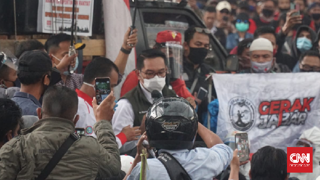 Gubernur Jawa Barat Ridwan Kamil menemui aksi massa buruh dan mahasiswa tolak omnibus law UU Cipta Kerja di depan Gedung Sate, Kota Bandung, Kamis (8/10).