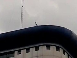 Kesal Jadi Alasan 2 Satpam Lempari Pendemo dari Gedung DPRD Medan