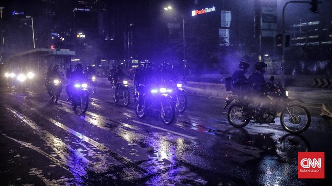 FOTO: Api dan Asap di Jakarta Usai Demo Tolak Omnibus Law