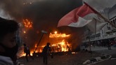 FOTO: Api dan Asap di Jakarta Usai Demo Tolak Omnibus Law Asap hitam pekat mengepul di sejumlah titik di Jakarta usai bentrok aparat dan massa demo tolak Omnibus Law. Situasi Jakarta sempat mencekam.