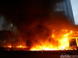 TransJakarta: 18 Halte Dibakar-Dirusak Massa Demo, Kerugian Capai Rp 45 M