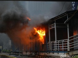 Rekaman Halte TransJ Bundaran HI Dibakar Massa