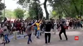 VIDEO: Aksi Lempar Batu Warnai Unjuk Rasa Tolak UU Cipta