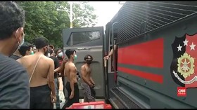 VIDEO: Polisi Tangkap Puluhan Remaja Demo Omnibus di Jakarta