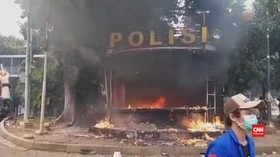 VIDEO: Massa Bakar Pos Polisi di Kawasan Patung Kuda