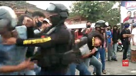 VIDEO: Massa Aksi di Makassar Ditembak Water Cannon