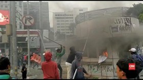 VIDEO: Pos Polisi Tugu Tani Dirusak Massa Demo RUU Ciptaker