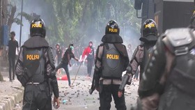 VIDEO: Demo Tolak UU Cipta Kerja Medan Rusuh, 3 Polisi Luka
