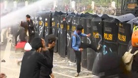 VIDEO: Massa Ingin ke Istana Dihalau, Demo di Harmoni Ricuh