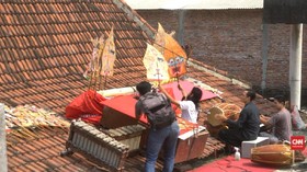VIDEO: Kritik Pemerintah, Wayang Kulit Digelar di Atap Rumah