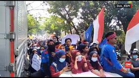 VIDEO: Aksi Buruh Tolak Omnibus Law 8 Oktober