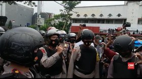 VIDEO: Polisi Negosiasi Saat Massa Ricuh di Harmoni