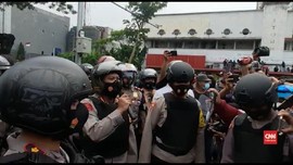 VIDEO: Polisi Negosiasi Saat Massa Ricuh di Harmoni