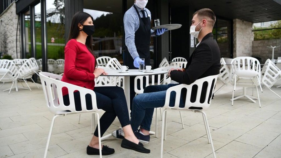 Ini 5 Tips Aman Pakai dan Lepas Masker saat Makan di Restoran