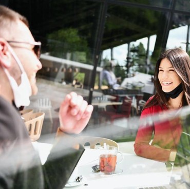 Bolehkah Lepas Masker Saat Sudah Terapkan Jaga Jarak 2 Meter?