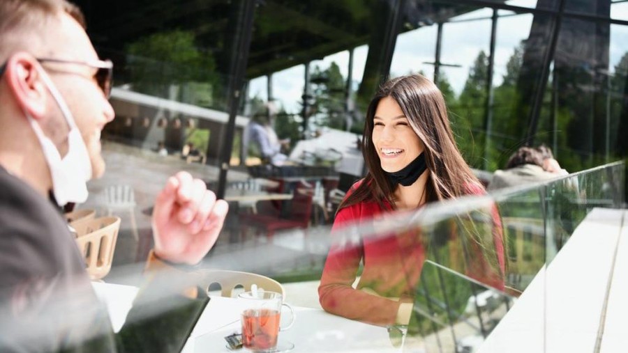 Ini 5 Tips Aman Pakai dan Lepas Masker saat Makan di Restoran