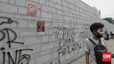 FOTO: Corat-coret Massa Demo yang Terobos Kedubes AS Sejumlah massa demonstrasi tolak Omnibus Law sempat menerobos Taman Kedubes AS dan melakukan aksi pencoretan tembok.