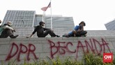 FOTO: Corat-coret Massa Demo yang Terobos Kedubes AS Sejumlah massa demonstrasi tolak Omnibus Law sempat menerobos Taman Kedubes AS dan melakukan aksi pencoretan tembok.