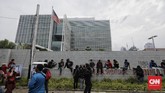 FOTO: Corat-coret Massa Demo yang Terobos Kedubes AS Sejumlah massa demonstrasi tolak Omnibus Law sempat menerobos Taman Kedubes AS dan melakukan aksi pencoretan tembok.