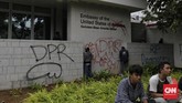 FOTO: Corat-coret Massa Demo yang Terobos Kedubes AS Sejumlah massa demonstrasi tolak Omnibus Law sempat menerobos Taman Kedubes AS dan melakukan aksi pencoretan tembok.