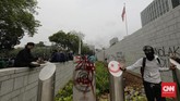 FOTO: Corat-coret Massa Demo yang Terobos Kedubes AS Sejumlah massa demonstrasi tolak Omnibus Law sempat menerobos Taman Kedubes AS dan melakukan aksi pencoretan tembok.