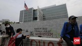 FOTO: Corat-coret Massa Demo yang Terobos Kedubes AS Sejumlah massa demonstrasi tolak Omnibus Law sempat menerobos Taman Kedubes AS dan melakukan aksi pencoretan tembok.
