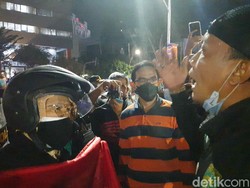 Sambil Tahan Tangis, Risma Adu Mulut dengan Pendemo Tolak Omnibus Law