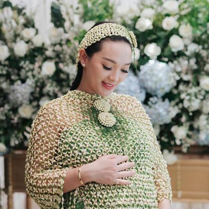 <p>Tak lupa, supaya kehamilan hingga melahirkan berjalan lancar, Zaskia Gotik mengadakan prosesi siraman. (Foto: Instagram @bejeeeh)</p>