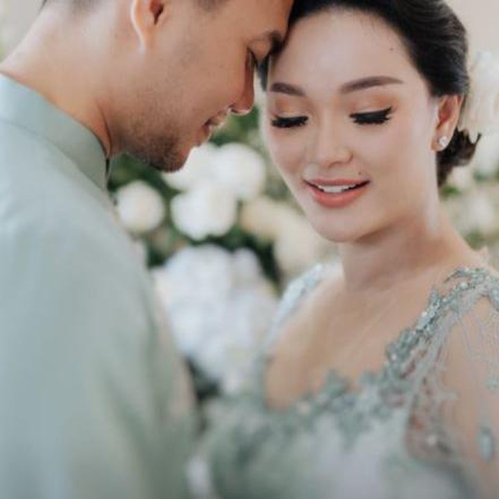 <p>Dalam acara 7 bulanan tersebut Zaskia dan suami kompak mengenakan busana bernuansa hijau. Sirajuddin Mahmud nampak romantis mencium kening Zaskia. (Foto: Instagram @zatbonchu)</p>