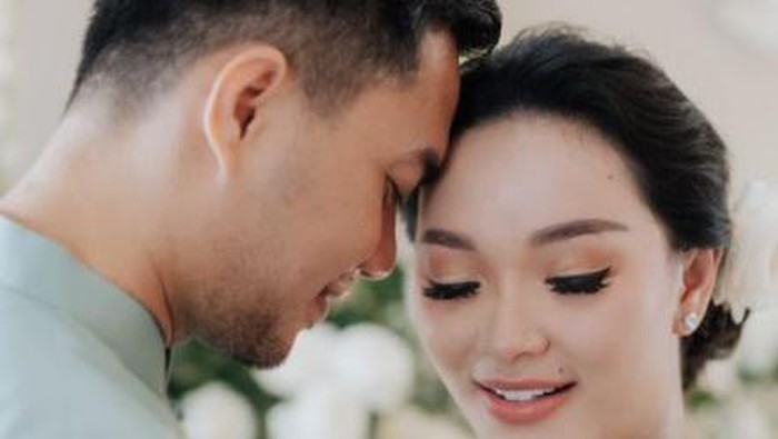 Dalam acara 7 bulanan tersebut Zaskia dan suami kompak mengenakan busana bernuansa hijau. Sirajuddin Mahmud nampak romantis mencium kening Zaskia. (Foto: Instagram @zatbonchu)