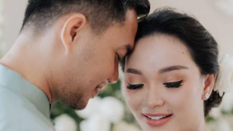 Dalam acara 7 bulanan tersebut Zaskia dan suami kompak mengenakan busana bernuansa hijau. Sirajuddin Mahmud nampak romantis mencium kening Zaskia. (Foto: Instagram @zatbonchu)