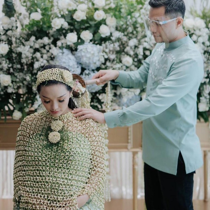 <p>Zaskia pun mengikuti prosesi siraman tersebut dengan khidmat. Sang suami menyiram air ke tubuhnya. (Foto: Instagram @sirajuddinmahmudsabang)  </p>