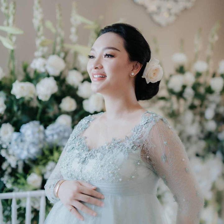 <p>Zaskia Gotik nampak anggun di acara tujuh bulan kehamilan. Mengenakan dress berwarna hijau lembut. Zaskia tampil anggun dengan baby bump. (Foto: Instagram @infinitydecoration)</p>