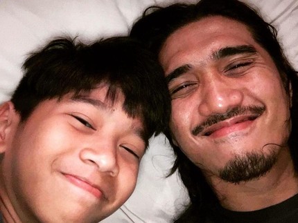 7 Potret Gantengnya Anak Kedua Duta 'Sheila on 7' yang Beranjak Remaja