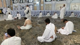 Arab Saudi Kembali Izinkan Jemaah Salat di Masjidil Haram