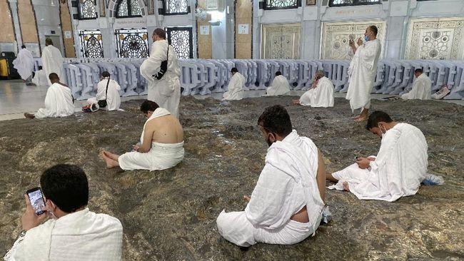 Arab Saudi Kembali Izinkan Jemaah Salat di Masjidil Haram Arab Saudi kembali mengizinkan warga setempat dan penduduk kerajaan salat di Masjidil Haram setelah tujuh bulan ditutup akibat pembatasan virus corona.