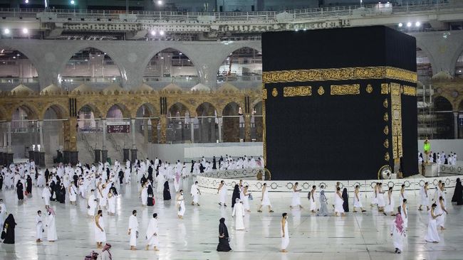 Seorang muslim dapat menunaikan ibadah ke Tanah Suci secara badal haji. Namun, apa itu badal haji? Simak pengertian, hukum, serta syaratnya.